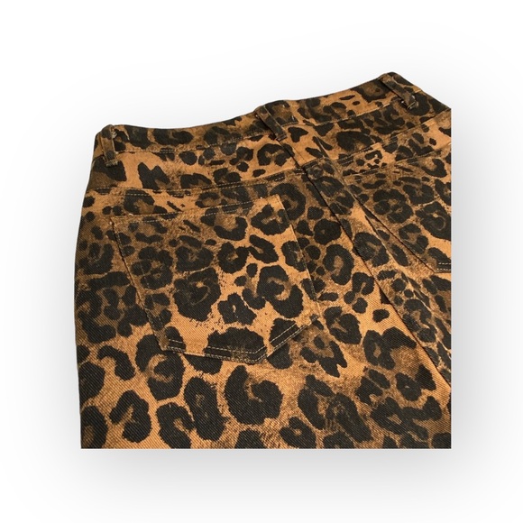 new Etiquette Boutique ☀︎︎ Denim Mini Skirt ☀︎︎ Wild Leopard Print ☀︎︎ Raw Hem - Picture 12 of 16